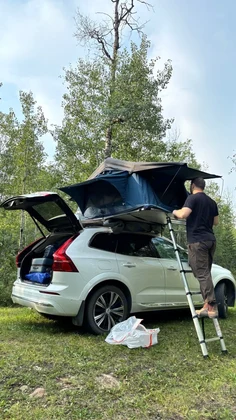 Guest setting up the Thule Ayer 2 rooftop tent on the Volvo XC60
